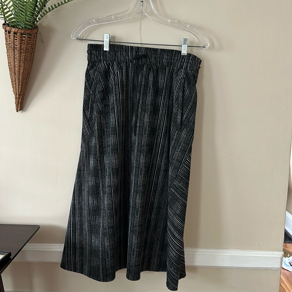Athleta Size M Black & White Arrival Skirt